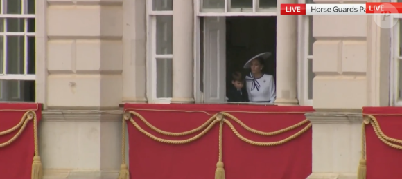  Le jeune garçon de 6 ans avait toute l'attention de sa maman contre laquelle il se blottissait.
Kate Middleton discrètement installée au balcon, elle passe un moment privilégié avec Louis. Le 15 juin 2024.