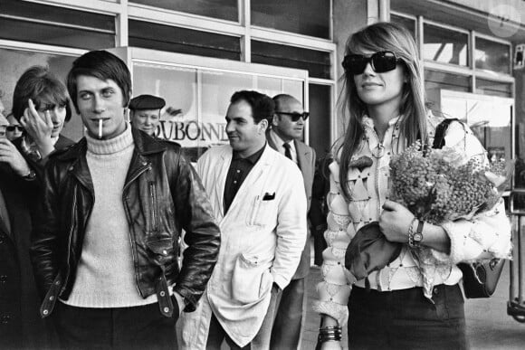 Françoise Hardy et Jacques Dutronc à l'aéroport de Nice en 1967. A cette époque Françoise et Jacques ne sont pas encore en couple, ils se rendent à Cannes pour le MIDEM. © Charles Bebert / Bestimage 