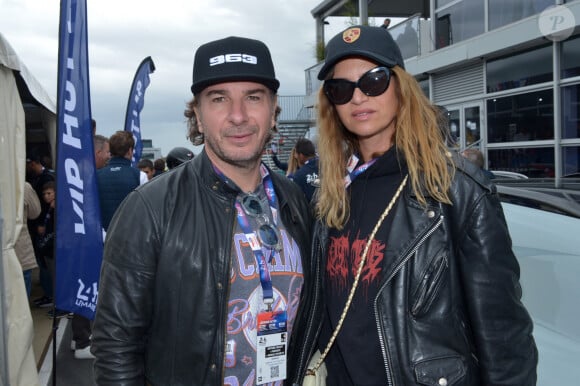 Il faut dire que la jeune femme a partagé leur vie à tous les deux. 
Michaël Youn et sa compagne Isabelle Funaro lors des "24H du Mans 2024", le 15 juin 2024. © Rachid Bellak/Bestimage 