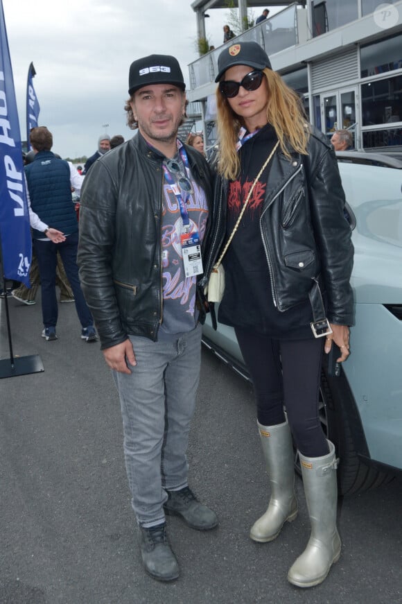 Michaël Youn et sa compagne Isabelle Funaro lors des "24H du Mans 2024", le 15 juin 2024. © Rachid Bellak/Bestimage