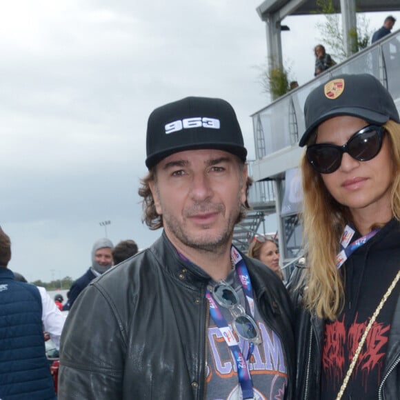 Michaël Youn et sa compagne Isabelle Funaro lors des "24H du Mans 2024", le 15 juin 2024. © Rachid Bellak/Bestimage