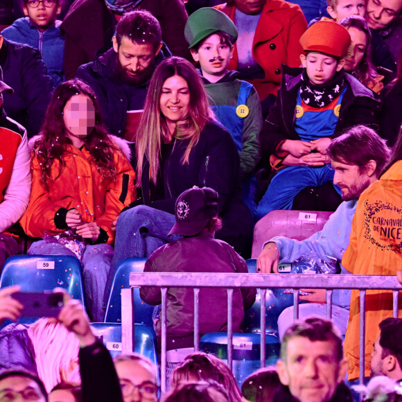 Michaël Youn, sa compagne Isabelle Funaro et leurs enfants Stellar et Seven, Philippe Lacheau, l'acteur, réalisateur, scénariste et animateur français venu en famiile, avec sa femme Elodie Fontan et leur fils Raphaël, durant le premier corso carnavalesque illuminé du Carnaval de Nice 2024 "Roi de la Pop Culture", le 17 février 2024.  © Bruno Bebert/Bestimage 