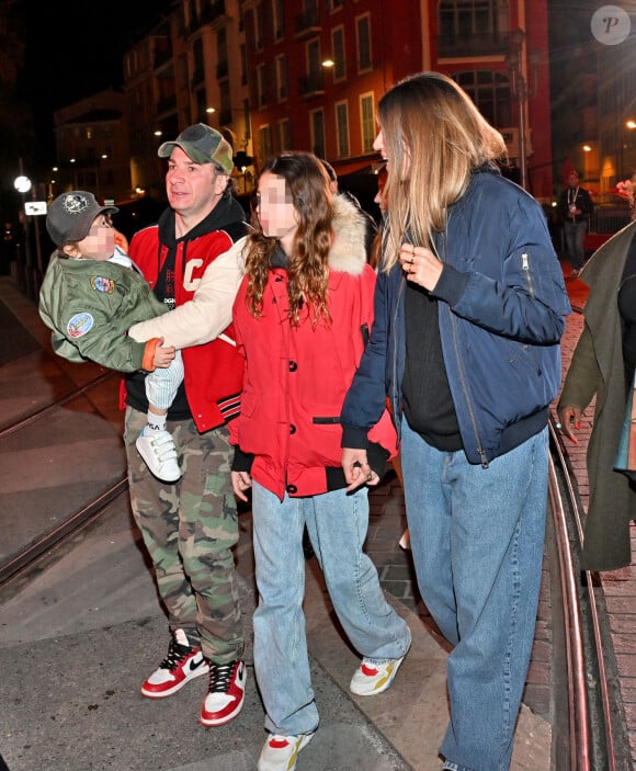 Avec son compagnon actuel, elle a eu deux enfants de 13 et 5 ans. 
Michaël Youn, sa compagne Isabelle Funaro et leurs enfants Stellar et Seven, durant le premier corso carnavalesque illuminé du Carnaval de Nice 2024 "Roi de la Pop Culture", le 17 février 2024. © Bruno Bebert/Bestimage 