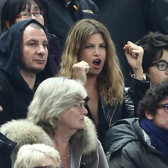 Michaël Youn avec sa compagne Isabelle Funaro et son beau-fils Sean (fils de Pascal Obispo et isabelle Funaro) - People à la finale de la Coupe de la Ligue entre le Psg et Bastia au Stade de France à Saint-Denis le 11 avril 2015. Le psg a remporté le titre sur le score de 4 à 0.