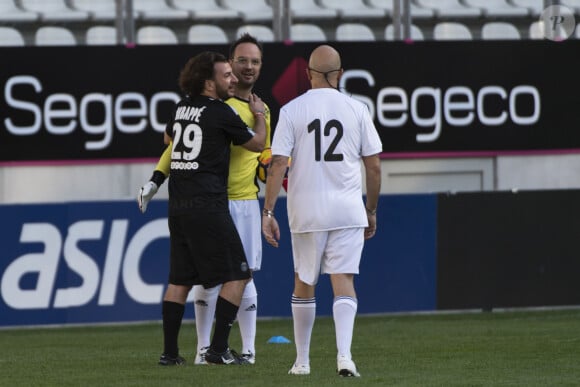 Michaël Youn, Jarry, Pascal Obispo - Pour la 12ème année consécutive, l'association "Plus fort la vie" créée par JC Darmon, a organisé un match de football en présence de nombreuses personnalités au stade Jean Bouin à Paris, le 15 octobre 2017. Ce match, soutenu par de nombreux sponsors, a permis une très belle recette qui viendra en aide aux enfants de l'association. © Pierre Perusseau/Bestimage