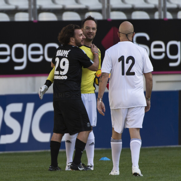 Michaël Youn, Jarry, Pascal Obispo - Pour la 12ème année consécutive, l'association "Plus fort la vie" créée par JC Darmon, a organisé un match de football en présence de nombreuses personnalités au stade Jean Bouin à Paris, le 15 octobre 2017. Ce match, soutenu par de nombreux sponsors, a permis une très belle recette qui viendra en aide aux enfants de l'association. © Pierre Perusseau/Bestimage