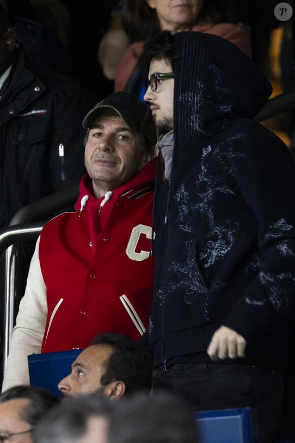 Sean Obispo, également très complice avec son beau-père !
Michaël Youn et Sean Obispo - People dans les tribunes lors du match de ligue des champions entre le PSG et l'AC Milan au Parc des Princes à Paris le 25 octobre 2023. © Cyril Moreau/Bestimage