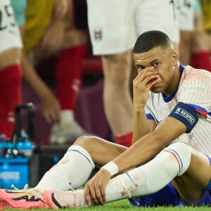 Kylian Mbappé va être obligé de porter un masque pour la suite de la compétition
 
Kylian Mbappé a été victime d'une fracture du nez lors du du match du groupe D de l'Euro 2024 entre l'équipe de France face à l'Autriche (1-0) à Dusseldorf en Allemagne le 17 jun 2024. Sorti avec le nez cassé après un choc avec Kevin Danso, Kylian Mbappé a passé des premiers examens qui laissent place à l'optimisme. L'intervention chirurgicale est écartée " dans l'immédiat ", selon la FFF. © Cyril Moreau/Bestimage