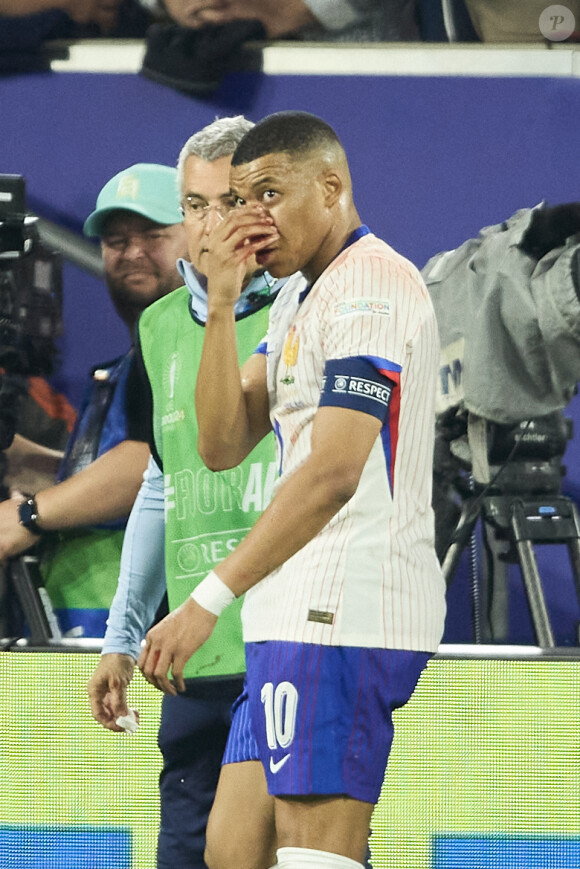 Kylian Mbappé a été victime d'une fracture du nez lors du du match du groupe D de l'Euro 2024 entre l'équipe de France face à l'Autriche (1-0) à Dusseldorf en Allemagne le 17 jun 2024. Sorti avec le nez cassé après un choc avec Kevin Danso, Kylian Mbappé a passé des premiers examens qui laissent place à l'optimisme. L'intervention chirurgicale est écartée « dans l'immédiat », selon la FFF. © Cyril Moreau/Bestimage