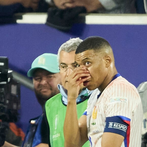 Kylian Mbappé a été victime d'une fracture du nez lors du du match du groupe D de l'Euro 2024 entre l'équipe de France face à l'Autriche (1-0) à Dusseldorf en Allemagne le 17 jun 2024. Sorti avec le nez cassé après un choc avec Kevin Danso, Kylian Mbappé a passé des premiers examens qui laissent place à l'optimisme. L'intervention chirurgicale est écartée « dans l'immédiat », selon la FFF. © Cyril Moreau/Bestimage