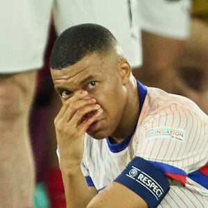 Kylian Mbappé gêné par un vrai problème pour ses prochains matchs
 
Kylian Mbappé a été victime d'une fracture du nez lors du du match du groupe D de l'Euro entre l'équipe de France face à l'Autriche (1-0) à Dusseldorf en Allemagne. Sorti avec le nez cassé après un choc avec Kevin Danso, Kylian Mbappé a passé des premiers examens qui laissent place à l'optimisme. L'intervention chirurgicale est écartée " dans l'immédiat ", selon la FFF. © Cyril Moreau/Bestimage