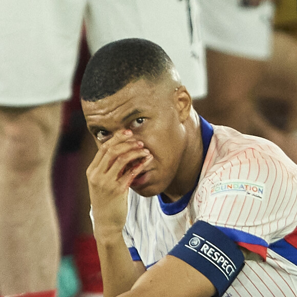 Kylian Mbappé gêné par un vrai problème pour ses prochains matchs
 
Kylian Mbappé a été victime d'une fracture du nez lors du du match du groupe D de l'Euro entre l'équipe de France face à l'Autriche (1-0) à Dusseldorf en Allemagne. Sorti avec le nez cassé après un choc avec Kevin Danso, Kylian Mbappé a passé des premiers examens qui laissent place à l'optimisme. L'intervention chirurgicale est écartée " dans l'immédiat ", selon la FFF. © Cyril Moreau/Bestimage