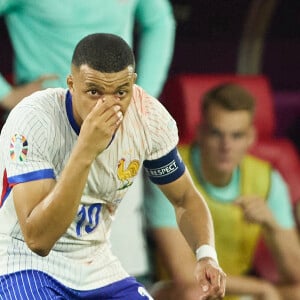 Kylian Mbappé devrait revenir prochainement, à voir dans quel état...
 
Kylian Mbappé a été victime d'une fracture du nez lors du du match du groupe D de l'Euro 2024 entre l'équipe de France face à l'Autriche (1-0) à Dusseldorf en Allemagne le 17 jun 2024. Sorti avec le nez cassé après un choc avec Kevin Danso, Kylian Mbappé a passé des premiers examens qui laissent place à l'optimisme. L'intervention chirurgicale est écartée " dans l'immédiat ", selon la FFF. © Cyril Moreau/Bestimage