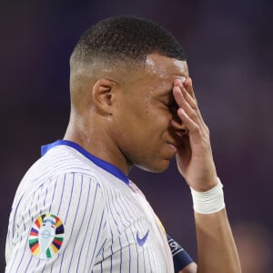 Kylian Mbappé a été victime d'une fracture du nez lors du du match du groupe D de l'Euro 2024 entre l'équipe de France face à l'Autriche (1-0) à Dusseldorf en Allemagne le 17 jun 2024. Sorti avec le nez cassé après un choc avec Kevin Danso, Kylian Mbappé a passé des premiers examens qui laissent place à l'optimisme. L'intervention chirurgicale est écartée « dans l'immédiat », selon la FFF.