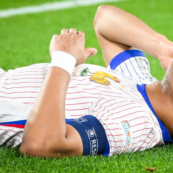 Kylian Mbappé a été victime d'une fracture du nez lors du du match du groupe D de l'Euro 2024 entre l'équipe de France face à l'Autriche (1-0) à Dusseldorf en Allemagne le 17 jun 2024. Sorti avec le nez cassé après un choc avec Kevin Danso, Kylian Mbappé a passé des premiers examens qui laissent place à l'optimisme. L'intervention chirurgicale est écartée « dans l'immédiat », selon la FFF.