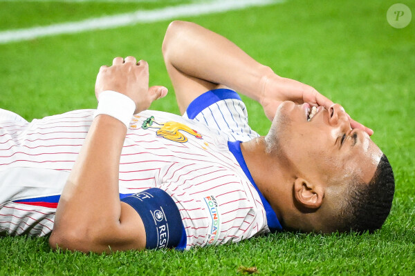 Kylian Mbappé a été victime d'une fracture du nez lors du du match du groupe D de l'Euro 2024 entre l'équipe de France face à l'Autriche (1-0) à Dusseldorf en Allemagne le 17 jun 2024. Sorti avec le nez cassé après un choc avec Kevin Danso, Kylian Mbappé a passé des premiers examens qui laissent place à l'optimisme. L'intervention chirurgicale est écartée « dans l'immédiat », selon la FFF.