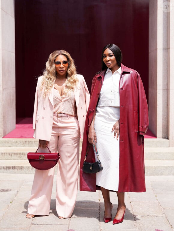 Pour Gucci, les stars étaient au rendez-vous, telles que les soeurs William, Venus et Serena
Serena Williams, Venus Williams - Arrivées au défilé Gucci mode hommes Printemps/été 2025 lors de la Fashion Week de Milan, le 17 juin 2024.