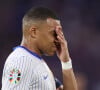 S'il rejoue dans cette compétition, ce sera en portant un masque.
Kylian Mbappé a été victime d'une fracture du nez lors du match du groupe D de l'Euro 2024 entre l'équipe de France et l'Autriche (1-0) à Dusseldorf en Allemagne le 17 jun 2024. Sorti avec le nez cassé après un choc avec Kevin Danso, Kylian Mbappé a passé des premiers examens qui laissent place à l'optimisme. L'intervention chirurgicale est écartée " dans l'immédiat ", selon la FFF. 