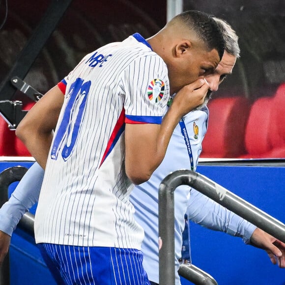 C'est un coup dur pour les Bleus.
Kylian Mbappé a été victime d'une fracture du nez lors du match entre l'équipe de France et l'Autriche (1-0) à Dusseldorf en Allemagne.