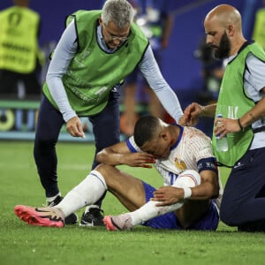 Kylian Mbappé a été victime d'une fracture du nez lors du match du groupe D de l'Euro 2024 entre l'équipe de France et l'Autriche (1-0) à Dusseldorf en Allemagne le 17 jun 2024. Sorti avec le nez cassé après un choc avec Kevin Danso, Kylian Mbappé a passé des premiers examens qui laissent place à l'optimisme. L'intervention chirurgicale est écartée " dans l'immédiat ", selon la FFF. 