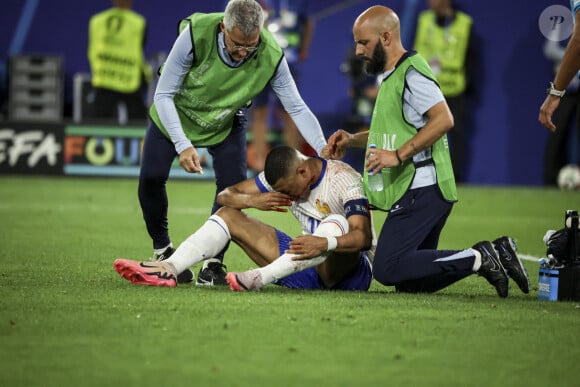 Kylian Mbappé a été victime d'une fracture du nez lors du match du groupe D de l'Euro 2024 entre l'équipe de France et l'Autriche (1-0) à Dusseldorf en Allemagne le 17 jun 2024. Sorti avec le nez cassé après un choc avec Kevin Danso, Kylian Mbappé a passé des premiers examens qui laissent place à l'optimisme. L'intervention chirurgicale est écartée " dans l'immédiat ", selon la FFF. 