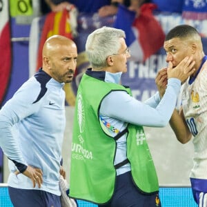 - Kylian Mbappé a été victime d'une fracture du nez lors du match du groupe D de l'Euro 2024 entre l'équipe de France et l'Autriche (1-0) à Dusseldorf en Allemagne le 17 jun 2024. Sorti avec le nez cassé après un choc avec Kevin Danso, Kylian Mbappé a passé des premiers examens qui laissent place à l'optimisme. L'intervention chirurgicale est écartée " dans l'immédiat ", selon la FFF. © Cyril Moreau/Bestimage 