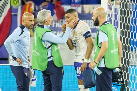 - Kylian Mbappé a été victime d'une fracture du nez lors du match du groupe D de l'Euro 2024 entre l'équipe de France et l'Autriche (1-0) à Dusseldorf en Allemagne le 17 jun 2024. Sorti avec le nez cassé après un choc avec Kevin Danso, Kylian Mbappé a passé des premiers examens qui laissent place à l'optimisme. L'intervention chirurgicale est écartée " dans l'immédiat ", selon la FFF. © Cyril Moreau/Bestimage 