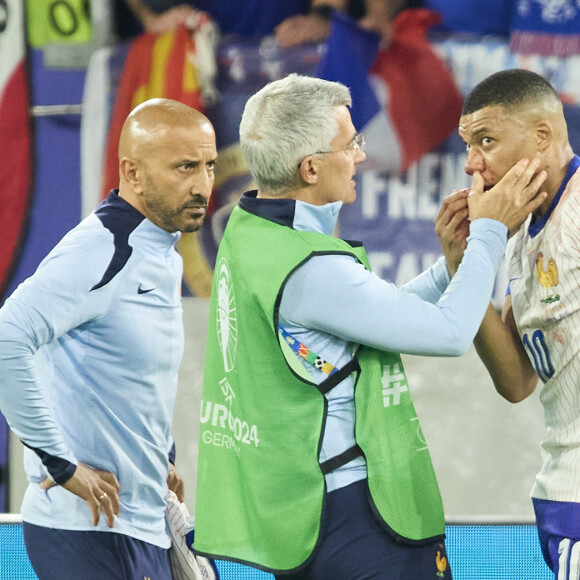 - Kylian Mbappé a été victime d'une fracture du nez lors du match du groupe D de l'Euro 2024 entre l'équipe de France et l'Autriche (1-0) à Dusseldorf en Allemagne le 17 jun 2024. Sorti avec le nez cassé après un choc avec Kevin Danso, Kylian Mbappé a passé des premiers examens qui laissent place à l'optimisme. L'intervention chirurgicale est écartée " dans l'immédiat ", selon la FFF. © Cyril Moreau/Bestimage 