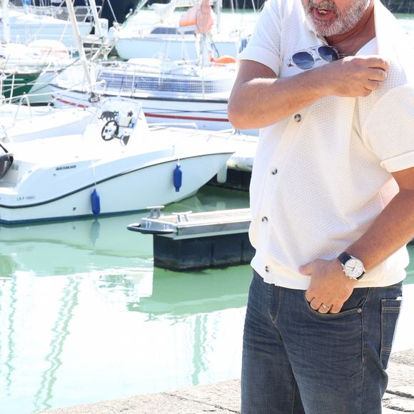 Plus encore, il a également demandé quelle est l'identité des autres participants avant de se prononcer.
Bruno Solo lors du photocall de la série "Tout cela je te le donnerai"de la 25ème édition du Festival de la fiction de la Rochelle, France, le 15 septembre 2023. © Denis Guignebourg/BestImage