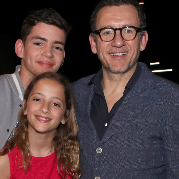 Dany Boon (réalisateur du film) avec sa fille Sarah qu'il a fait jouer dans le film et son fils Eytan - Avant-première du film "La Vie pour de vrai" au cinéma Pathé Wepler à Paris le 18 avril 2023. © Bertrand Rindoff / Bestimage