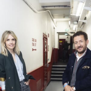 Exclusif - Dany Boon avec sa compagne Laurence Arné - Backstage du concert du chanteur et pianiste américano-canadien Rufus Wainwrigh au Grand Rex à Paris en pleine tournée européenne pour son nouvel album "Unfollow the Rules" le 30 mars 2022. © Jack Tribeca / Bestimage 