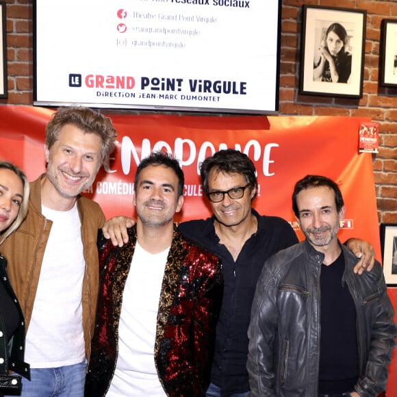 Amaya Carrete, Yannick Laurent, Philippe Proteau, Bruno Delahaye entourent Alex Goude - Générale de la pièce "Ménopause" mise en scène et co-écrite par A.
