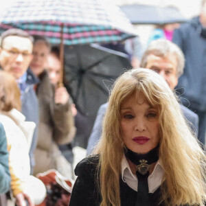 La chanteuse semble ravie d'avoir pu participer à cet évènement mondial : "Avec le feu, on peut tout. Et c'est pour ça que cette flamme est merveilleuse - le feu allume le feu !".
Arielle Dombasle aux obsèques de l'ancien ministre de la Culture Frédéric Mitterrand en l'Église Saint-Thomas d'Aquin à Paris, le 26 mars 2024