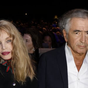 Bernard-Henri Lévy et sa femme Arielle Dombasle lors de la Grande Conférence du collectif Agir ensemble à la salle Pleyel à Paris le 19 mars 2024