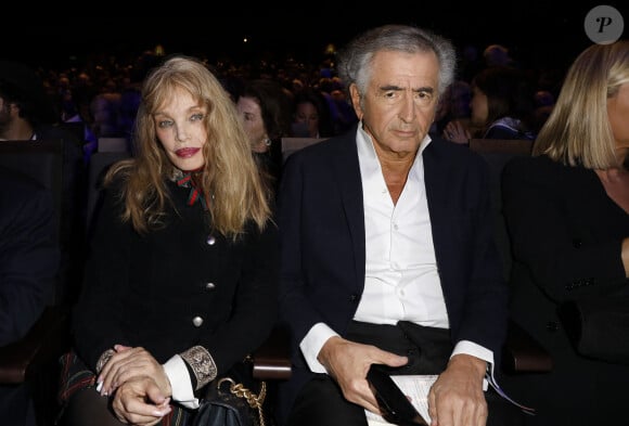 Bernard-Henri Lévy et sa femme Arielle Dombasle lors de la Grande Conférence du collectif Agir ensemble à la salle Pleyel à Paris le 19 mars 2024