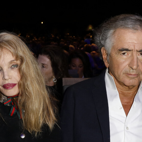 Bernard-Henri Lévy et sa femme Arielle Dombasle lors de la Grande Conférence du collectif Agir ensemble à la salle Pleyel à Paris le 19 mars 2024
