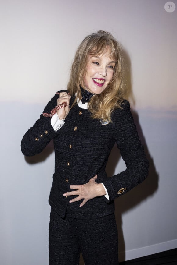 Pleine d'espoir, l'artiste espère que le rendez-vous permettra d'apaiser les crises actuelles : "Nous sommes dans une période d'énorme perturbation mondiale, j'espère que ces Jeux vont arranger les choses."
Arielle Dombasle au défilé de mode Femmes prêt-à-porter automne-hiver 2024/2025 "Chanel" lors de la fashion week de Paris le 5 mars 2024