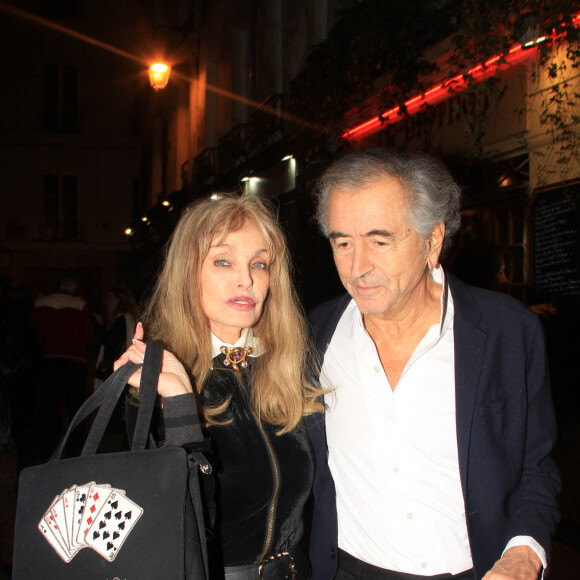 Arielle Dombasle et Bernard-Henri Lévy lors de la remise du prix littéraire Castel 2023 au restaurant Castel à Paris le 15 novembre 2023