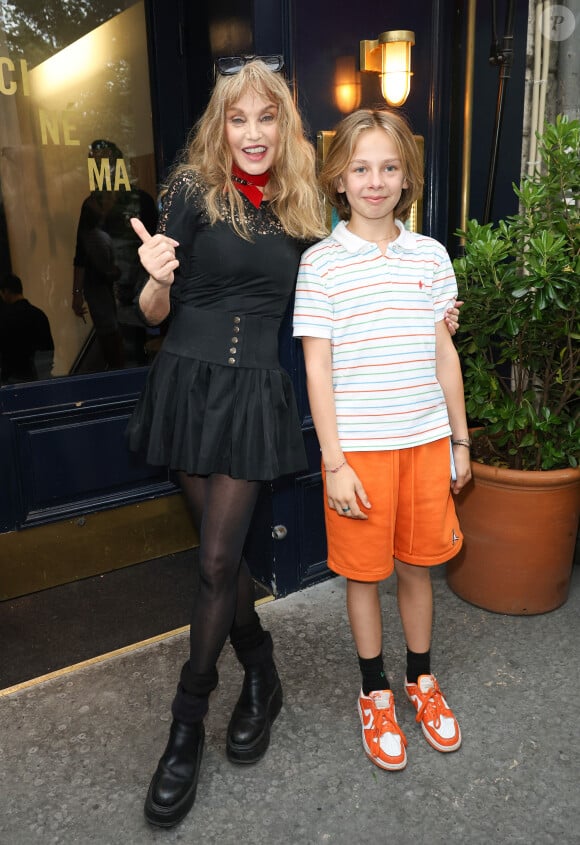 Arielle Dombasle et Billy et le fils de Julie Depardieu à l'avant-première du film "Les Secrets de la princesse de Cadignan" au Silencio des Prés à Paris le 21 juin 2023