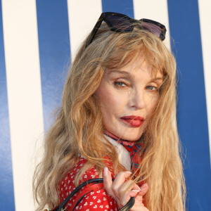 Arielle Dombasle a été choisie pour brandir la flamme olympique à son arrivée dans la capitale des Jeux. Elle a composé un hymne, à partir de la 7e symphonie de Beethoven, Olympics
Arielle Dombasle lors du 37ème festival du film de Cabourg aux Journées romantiques