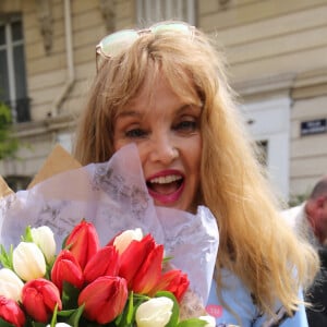 Arielle Dombasle après sa participation à l'émission "Les Grosses Têtes" devant les studios RTL à Paris, le 27 avril 2023