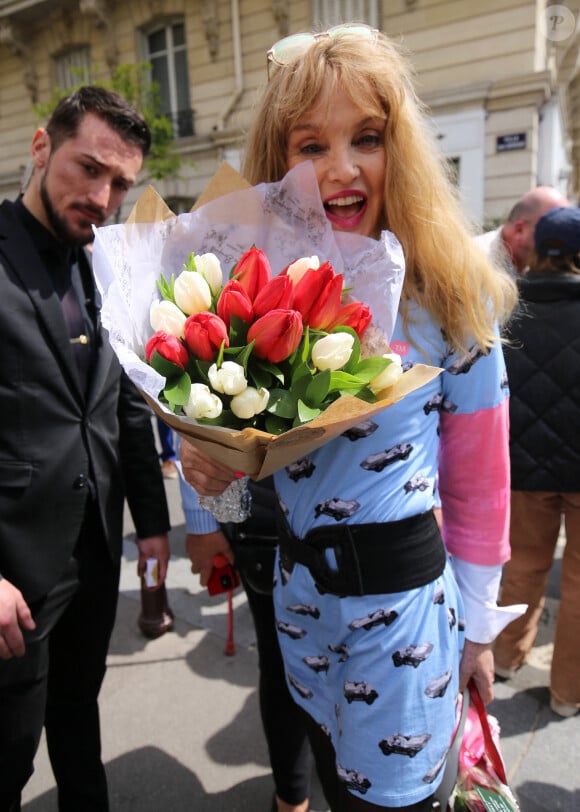 Arielle Dombasle après sa participation à l'émission "Les Grosses Têtes" devant les studios RTL à Paris, le 27 avril 2023
