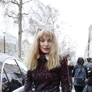 Arielle Dombasle à la sortie d'un enregistrement radio aux studios RTL à Neuilly-sur-Seine, France, le 21 mars 2023