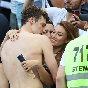 L'ex-Miss France Rachel Legrain-Trapani félicite son compagnon Benjamin Pavard après la victoire de la France face à l'Argentine lors des 8ème de finale de la Coupe du monde à Kazan en Russie le 30 juin 2018. © Cyril Moreau/Bestimage