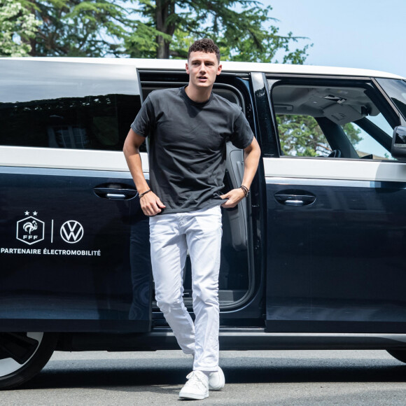 Benjamin Pavard - Les joueurs de l'équipe de France de football arrivent à Clairefontaine pour un entrainement de préparation avant leur prochain match le 16 juin 2023 contre l'équipe de Gibraltar aux Éliminatoires du Championnat d'Europe, le 9 juin 2023.