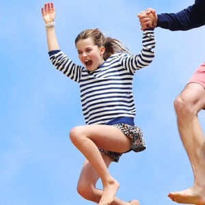 Dans la récente photo prise par Kate Middleton pour l'anniversaire du prince William se cache un petit objet, presque indicible à l'oeil nu.
Le prince William, ses enfants George, Charlotte et Louis pour son 42e anniversaire. Photo prise par Kate Middleton et publiée le 21 juin 2024.