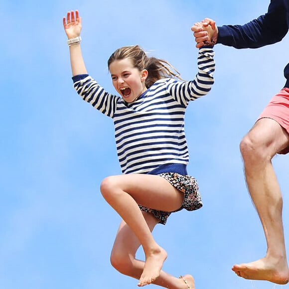 Dans la récente photo prise par Kate Middleton pour l'anniversaire du prince William se cache un petit objet, presque indicible à l'oeil nu.
Le prince William, ses enfants George, Charlotte et Louis pour son 42e anniversaire. Photo prise par Kate Middleton et publiée le 21 juin 2024.