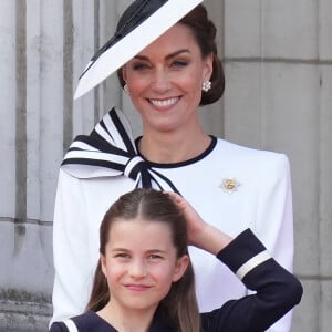 Il s'agit d'un bracelet de cheville que Charlotte de Galles porte.
Catherine Kate Middleton, princesse de Galles, la princesse Charlotte - Les membres de la famille royale britannique au balcon du Palais de Buckingham lors de la parade militaire "Trooping the Colour" à Londres le 15 juin 2024 © Julien Burton / Bestimage 