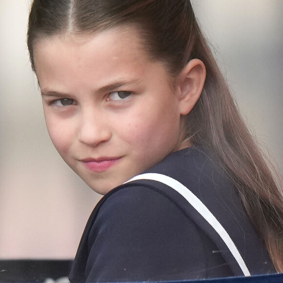 Un détail presque invisible mais qui risque d'inspirer de nombreuses jeunes filles...
La princesse Charlotte de Galles - Les membres de la famille royale britannique lors de la parade Trooping the Color à Londres. © Julien Burton/Bestimage 