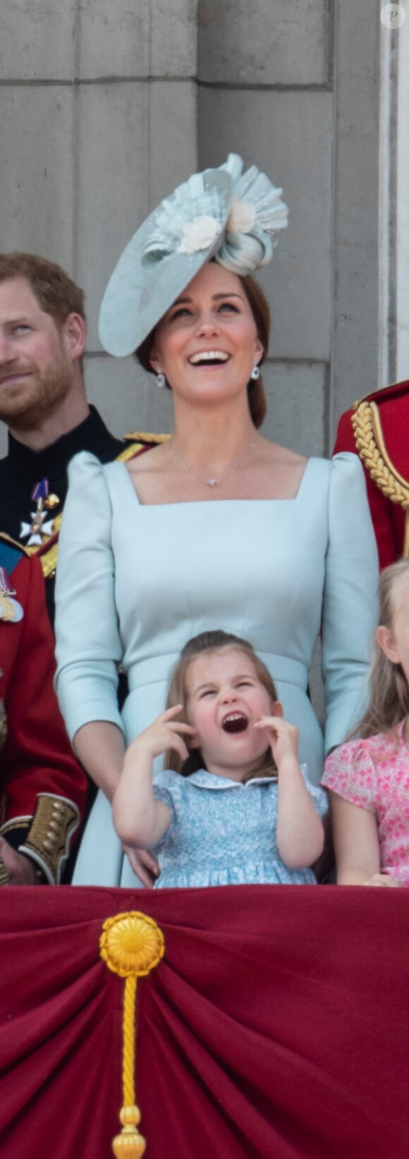 Et ce depuis que Charlotte est toute petite !
Catherine (Kate) Middleton, duchesse de Cambridge, la princesse Charlotte de Cambridge - Les membres de la famille royale britannique lors du rassemblement militaire "Trooping the Colour" (le "salut aux couleurs"), célébrant l'anniversaire officiel du souverain britannique. Cette parade a lieu à Horse Guards Parade, chaque année au cours du deuxième samedi du mois de juin. Londres, le 9 juin 2018.